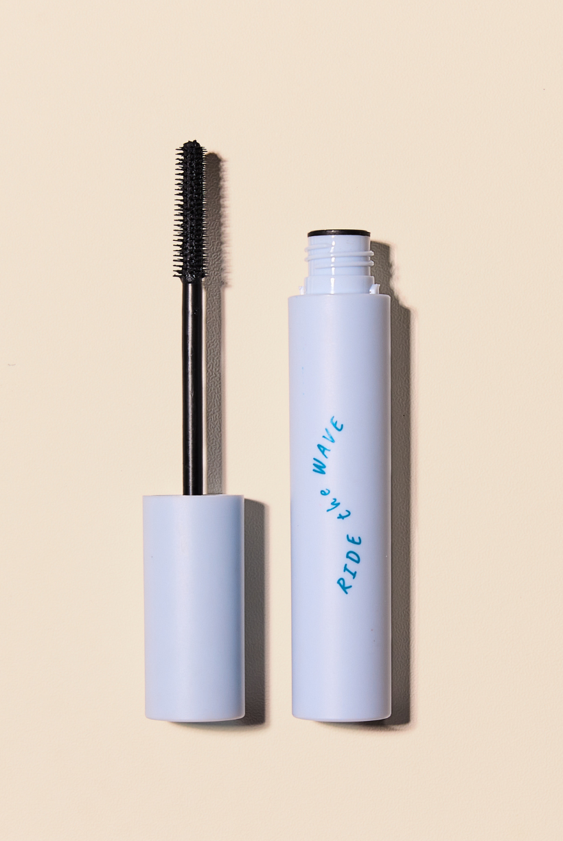 Weightless, Lengthening + Zero-Smudge Tubing Mascara with easy removal